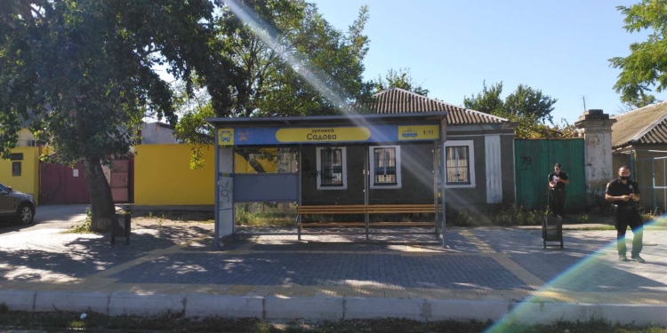 Вандалы разбили еще две остановки в Николаеве (ФОТО)