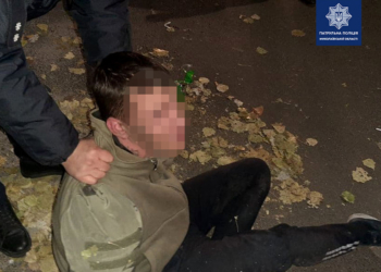 Ночью сильно пьяный мужчина безуспешно пытался угнать автомобиль на Потемкинской (ФОТО)