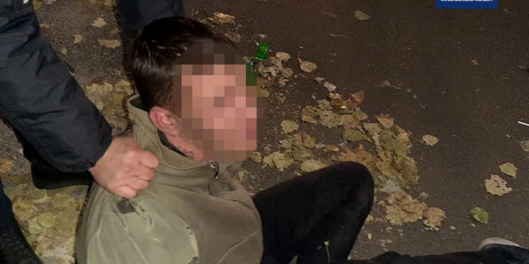 Ночью сильно пьяный мужчина безуспешно пытался угнать автомобиль на Потемкинской (ФОТО)