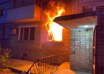 Почти два десятка людей тушили пожар на 3-й Линии в Николаеве (ФОТО)