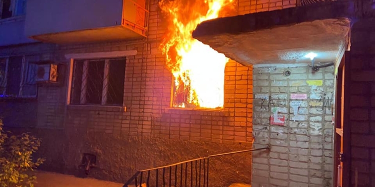 Почти два десятка людей тушили пожар на 3-й Линии в Николаеве (ФОТО)