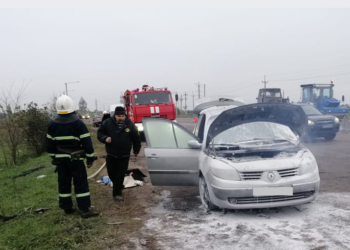 На трассе под Николаевом из-за неисправности загорелся Renault
