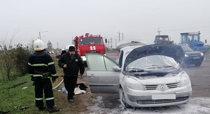 На трассе под Николаевом из-за неисправности загорелся Renault