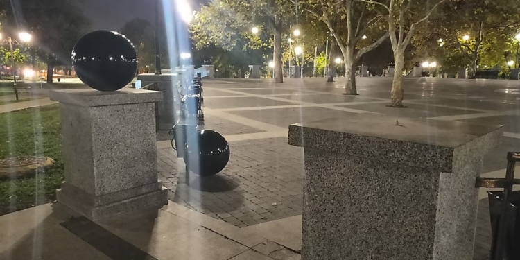 В «Сердце города» с постамента упал гранитный шар