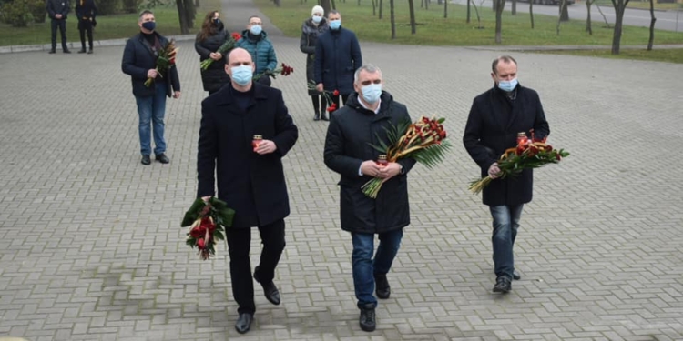 В Николаеве чиновники почтили память жертв Голодомора (ФОТО)