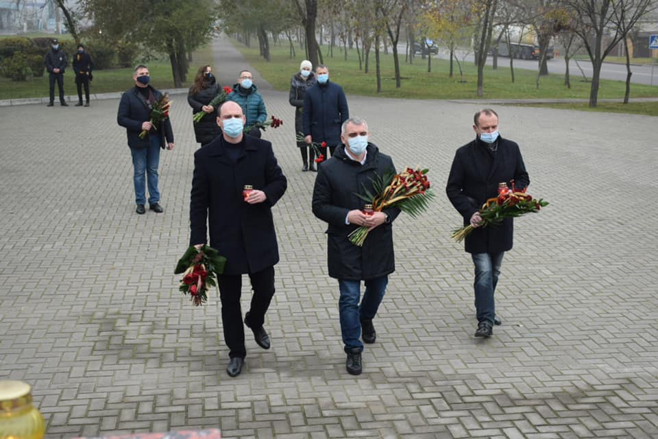 В Николаеве чиновники почтили память жертв Голодомора (ФОТО) 5