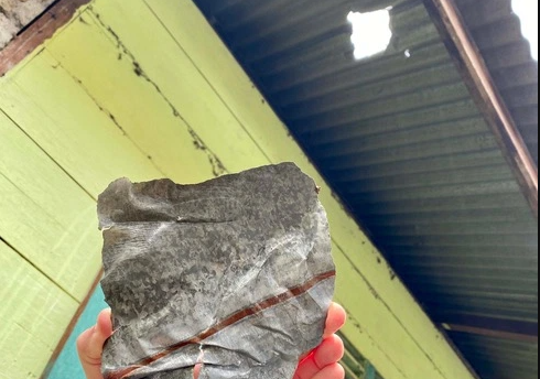 В Индонезии гробовщик стал миллионером, продав упавший на его крышу метеорит 1