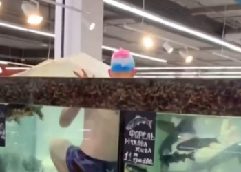 В херсонском супермаркете  местный пранкер искупался в аквариуме с живой рыбой (ВИДЕО)