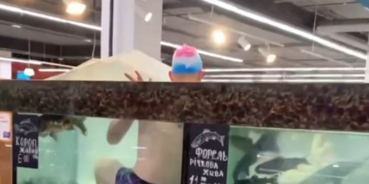 В херсонском супермаркете  местный пранкер искупался в аквариуме с живой рыбой (ВИДЕО)