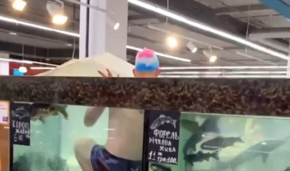 В херсонском супермаркете местный пранкер искупался в аквариуме с живой рыбой (ВИДЕО) 1
