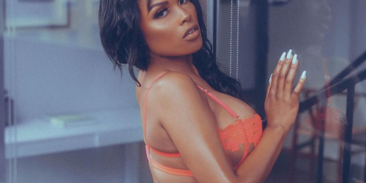 Модель Playboy с 7-летним сыном хотели снять с рейса из-за чересчур откровенного наряда (ФОТО)