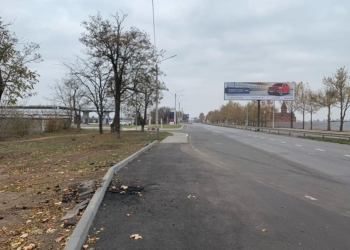 На перегоне в Корабельном районе Николаева начали снос бигбордов – мешают строительству троллейбусной линии (ФОТО)