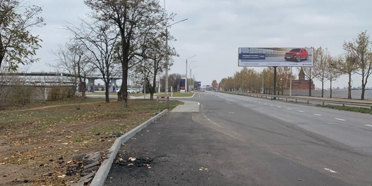 На перегоне в Корабельном районе Николаева начали снос бигбордов – мешают строительству троллейбусной линии (ФОТО)