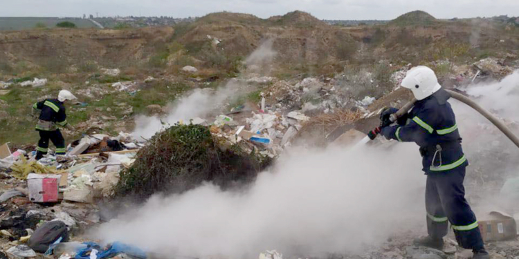 В Николаеве горела несанкционированная свалка (ФОТО)