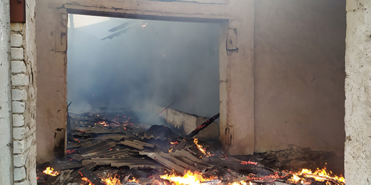 Спасатели Николаевщины потушили неэксплуатируемое здание и хозпостройку (ФОТО)