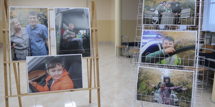 В Николаевском полку Нацгвардии открылась фотовыставка, посвященная детям с особыми потребностями (ФОТО)