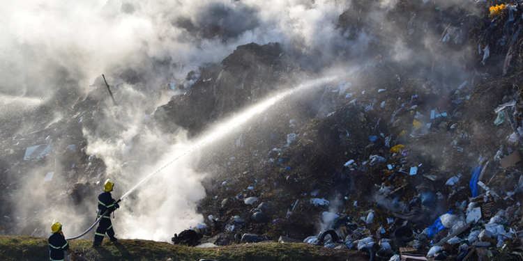 Под Николаевом с ночи тушат свалку (ФОТО)