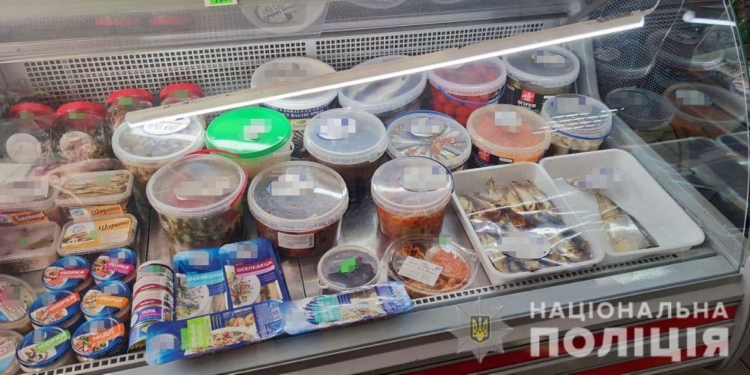 В Николаеве покупатель разбил витрину в магазине после требования надеть маску (ФОТО)