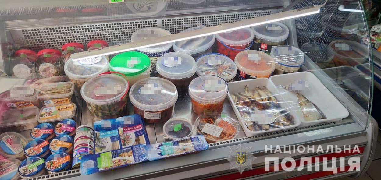 В Николаеве покупатель разбил витрину в магазине после требования надеть маску (ФОТО)