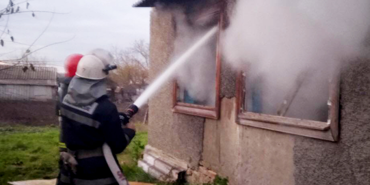 В области горели хозпостройки и дом, в Николаеве – строительный вагончик (ФОТО)