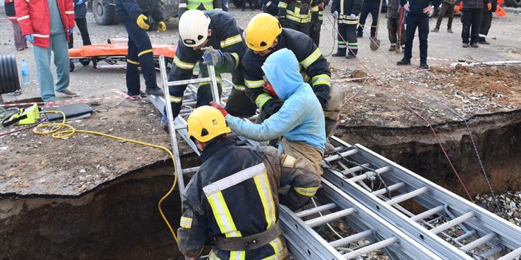 В Николаеве достали из-под завала в траншее второго рабочего – 17-летнего юношу (ФОТО, ВИДЕО)
