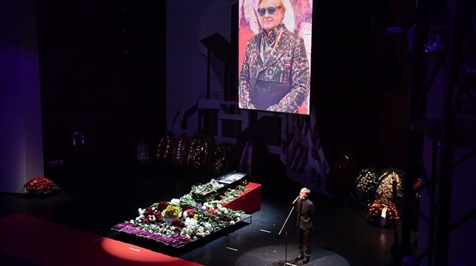 Российский актер перешел на украинский во время прощания с Виктюком