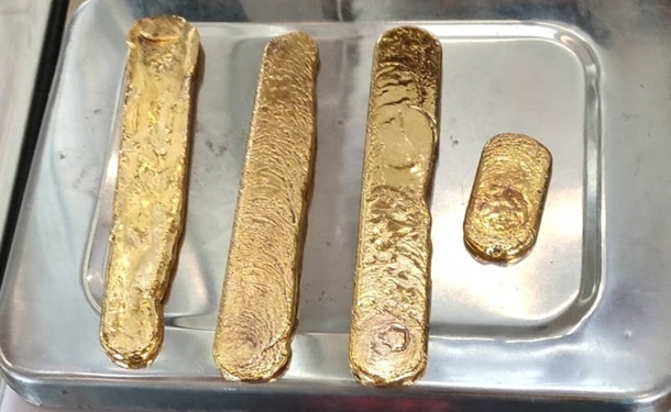 В Индии задержали контрабандиста с килограммом золота в заднем проходе