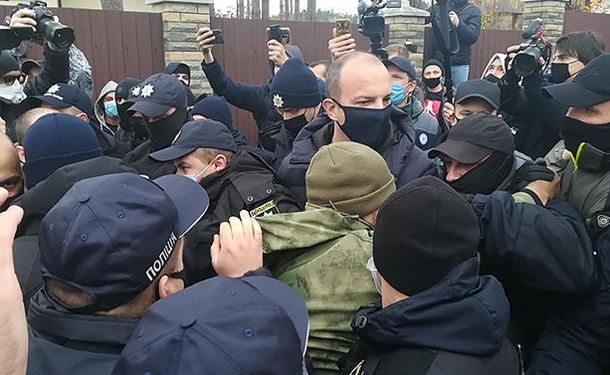 Активисты сквозь полицию прорываются к дому главы КС