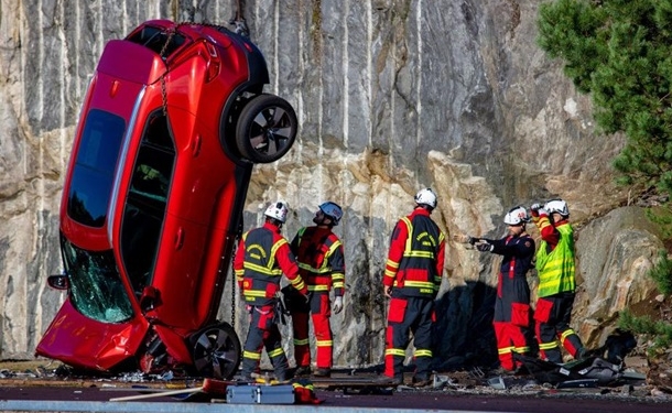 В Volvo сбросили автомобили с 30-метровой высоты