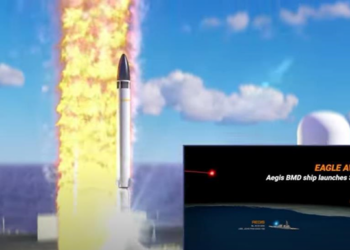 США впервые сбили баллистическую ракету с корабля (ВИДЕО)