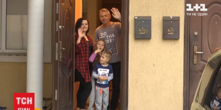 В нищету и антисанитарию: Верховный суд потребовал вернуть детей  отцу с психрасстройством (ВИДЕО)