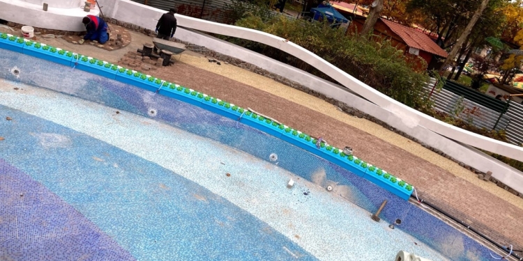 Ремонт чаши бассейна в николаевском детском городке «Сказка» планируют завершить до середины декабря (ФОТО)