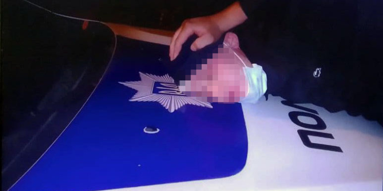 В Николаеве на парня напали двое грабителей – ударили по голове и отобрали мобилку. Полицейские охраны задержали одного из нападавших (ФОТО)