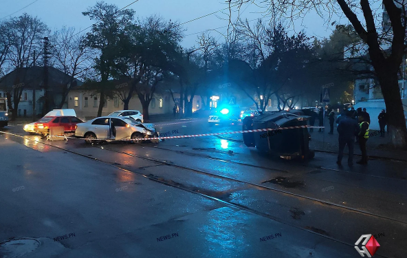 Сотрудник сервисного центра МВД в Николаеве попал в ДТП на незарегистрированной иномарке