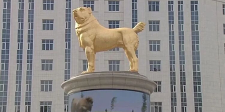 Президент Туркменистана открыл 15-метровый позолоченый памятник алабаю (ВИДЕО)