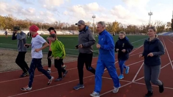 В Николаеве стайеры 12 часов бегали по 400-метровому кругу  в парке Победы