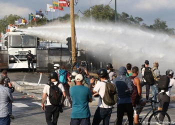 Водометы и столкновения: во Франции протестовали против запрета распространять фото с полицией (ВИДЕО)
