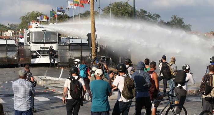 Водометы и столкновения: во Франции протестовали против запрета распространять фото с полицией (ВИДЕО)