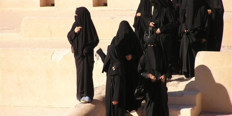 В ОАЭ разрешили пить алкоголь и запретили убивать женщин, «опозоривших» семью