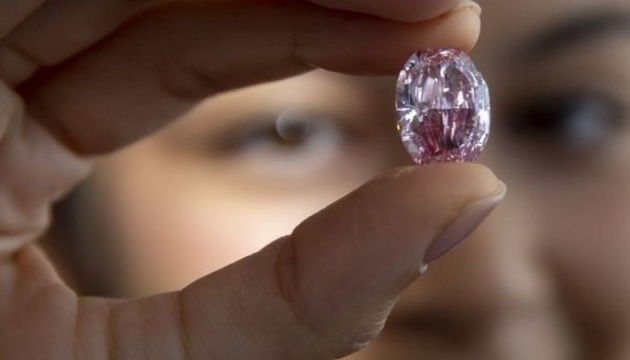 Редкий розовый бриллиант продали на аукционе за $26,6 миллиона 1