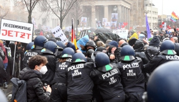 Берлинская полиция разогнала «коронавирусный» протест водометами (ВИДЕО)