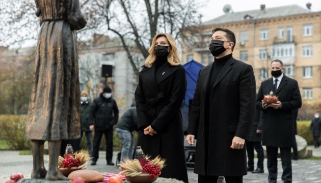 Зеленский призвал зажечь в своих окнах свечу памяти (ВИДЕО)