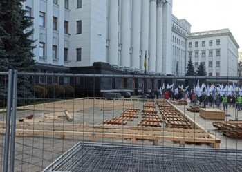 Под Офисом Президента в Киеве монтируют каток (ФОТО)