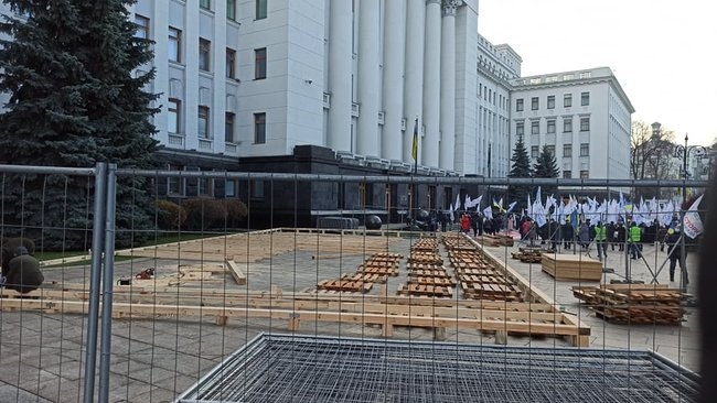 Под Офисом Президента в Киеве монтируют каток (ФОТО)