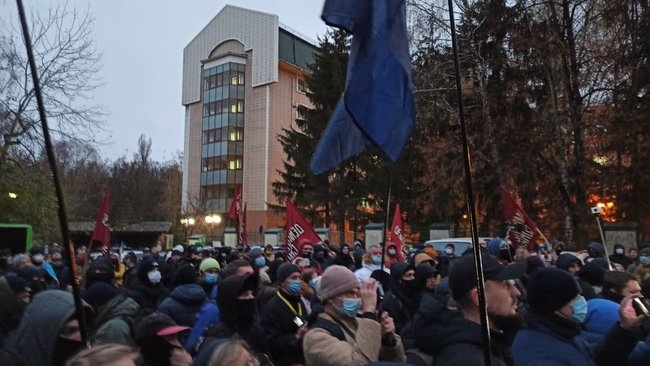 В Феофании, где лечится Зеленский, активисты провели акцию с фаерами и асфальтом (ФОТО, ВИДЕО)