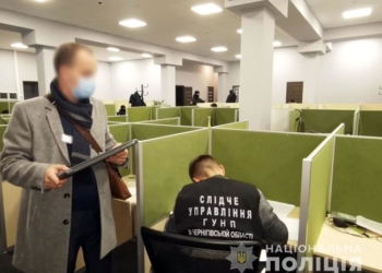 Коллекторы на Черниговщине выбивали “долги”, монтируя и публикуя в сети порно-материалы с “участием” жертв (ФОТО)