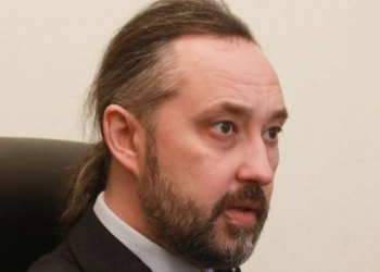 Судья КС Слиденко заявил, что Зеленский “наговорил на 150 лет тюрьмы”, и пообещал распад Украины