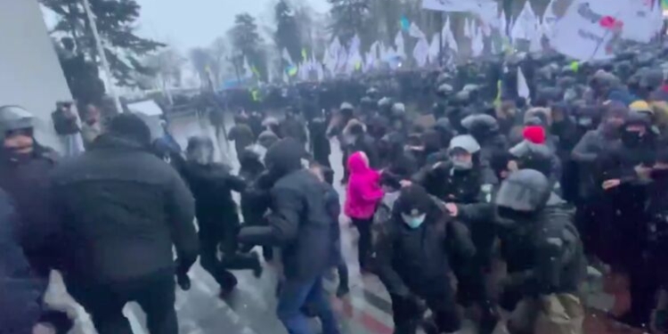 После голосования за кассовые аппараты для ФЛП предприниматели пошли на штурм ВР. Полиция применила слезоточивый газ (ВИДЕО)