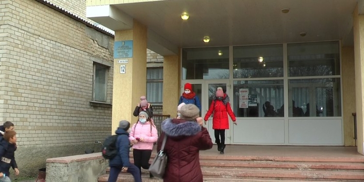 Во Врадиевке готовятся закрыть школу из-за противопожарных нарушений, родители учеников грозятся перекрыть железную дорогу (ФОТО, ВИДЕО)