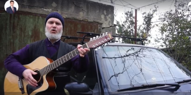 Довели. Одесский священник написал песню о плохой дороге, по которой ездит на службу (ВИДЕО)